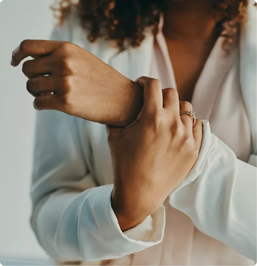 Woman holding her wrist, demonstrating carpal tunnel syndrome symptoms