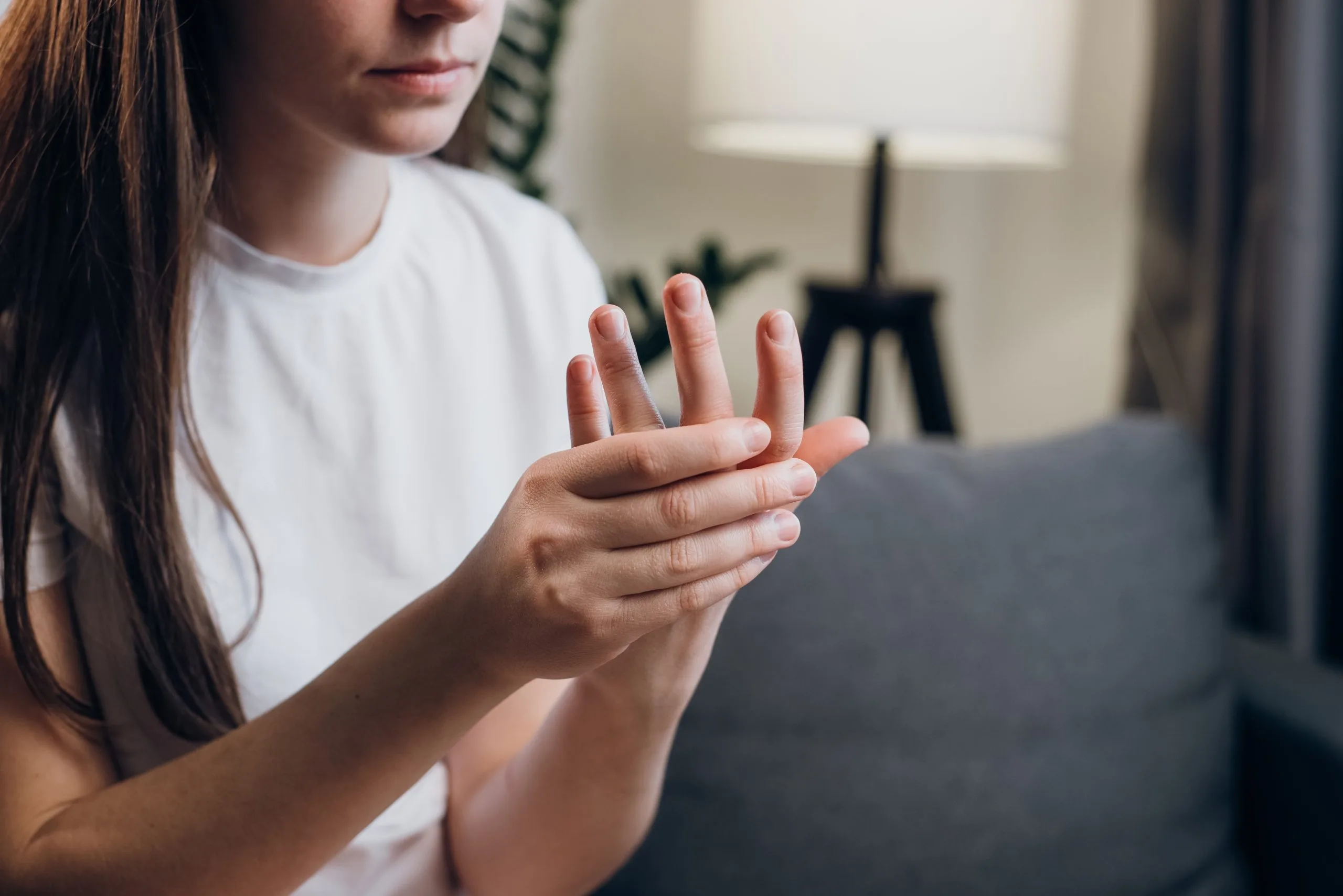 Neuropathy vs. Pinched Nerve: Symptoms & Key Differences Banner